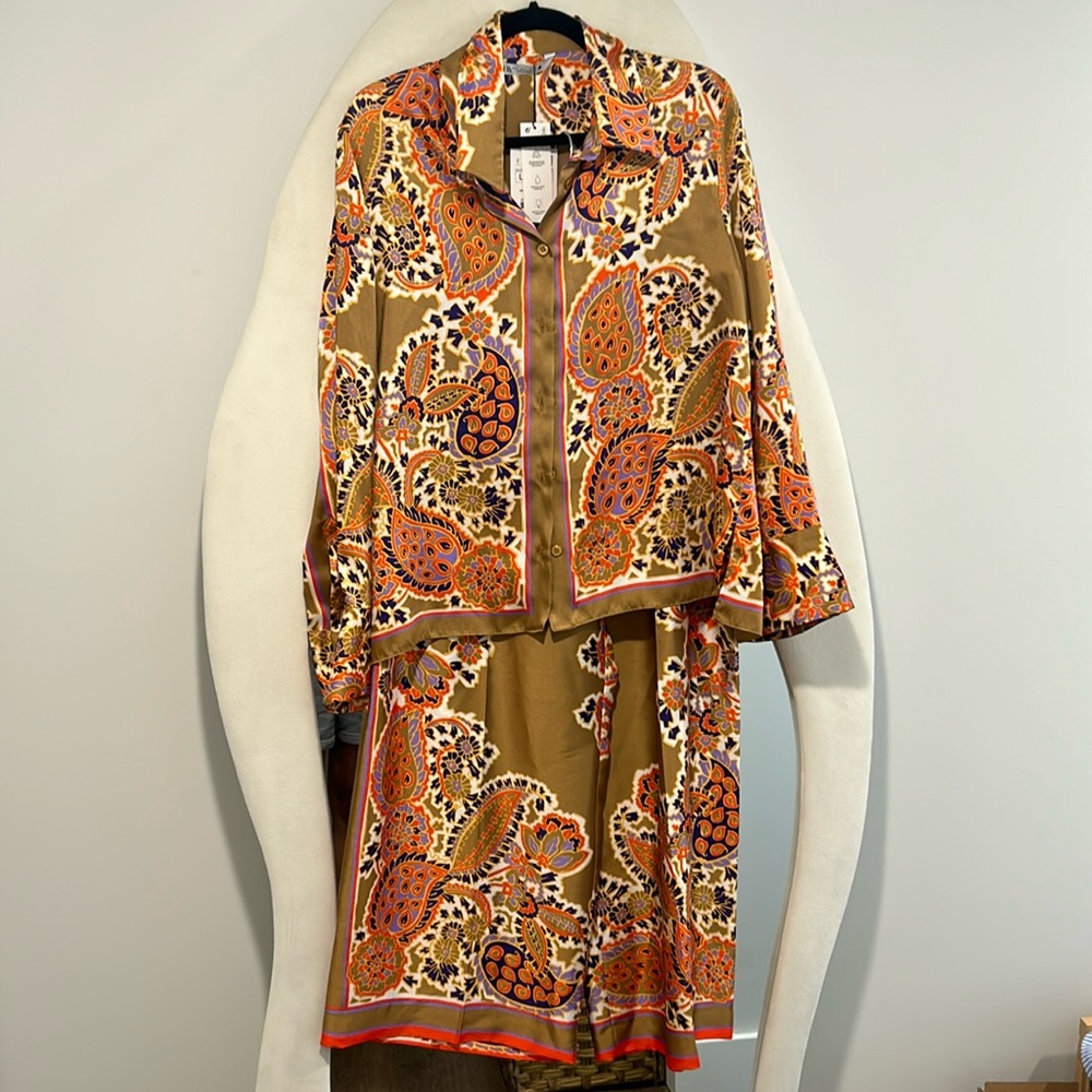 Zara paisley set size Large. Top and pants set